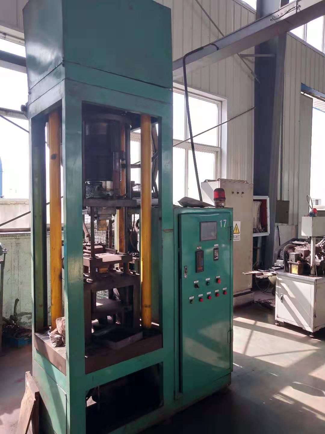 直立式液壓機.jpg